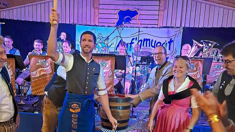 FC-Vorstand Felix Sommersperger zapfte mit zwei Schlägen das erste Fass Festbier an.