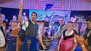 FC-Vorstand Felix Sommersperger zapfte mit zwei Schlägen das erste Fass Festbier an.