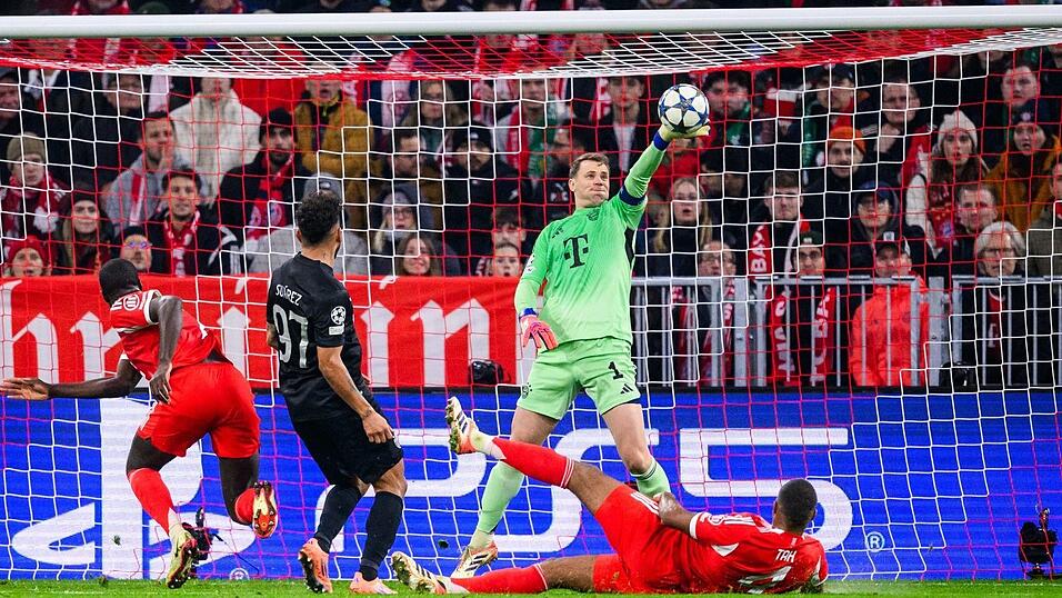 Mit seiner linken Pranke verhindert Manuel Neuer ein Eigentor von Jonathan Tah (am Boden). Mit seiner linken Pranke verhindert Manuel Neuer ein Eigentor von Jonathan Tah (am Boden).