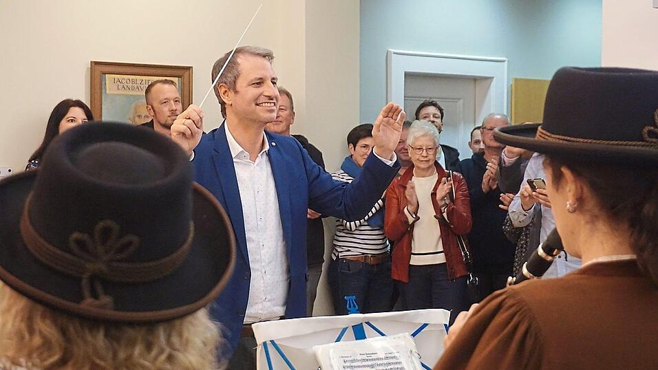 Das St&auml;ndchen der Stadtkapelle Landau f&uuml;r den neugew&auml;hlten B&uuml;rgermeister hat Tradition - doch f&uuml;r Kohlmayer war es eine Premiere. Bei seinem ersten Stichwahlsieg 2020 war bereits der Lockdown wegen Corona in Kraft.