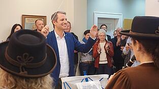 Das St&auml;ndchen der Stadtkapelle Landau f&uuml;r den neugew&auml;hlten B&uuml;rgermeister hat Tradition - doch f&uuml;r Kohlmayer war es eine Premiere. Bei seinem ersten Stichwahlsieg 2020 war bereits der Lockdown wegen Corona in Kraft.