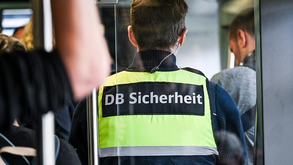 Der Bahn-Mitarbeiter stürzte aus dem Zug und erlitt lebensgefährliche Verletzungen. (Archivbild) Der Bahn-Mitarbeiter stürzte aus dem Zug und erlitt lebensgefährliche Verletzungen. (Archivbild)