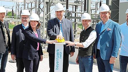 Ministerpr&auml;sident Markus S&ouml;der (Mitte) bei der Einweihung des Umspannwerks zwischen Bogen und Hunderdorf im Jahr 2023.