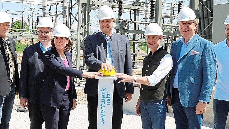 Ministerpräsident Markus Söder (Mitte) bei der Einweihung des Umspannwerks zwischen Bogen und Hunderdorf im Jahr 2023. Ministerpräsident Markus Söder (Mitte) bei der Einweihung des Umspannwerks zwischen Bogen und Hunderdorf im Jahr 2023.
