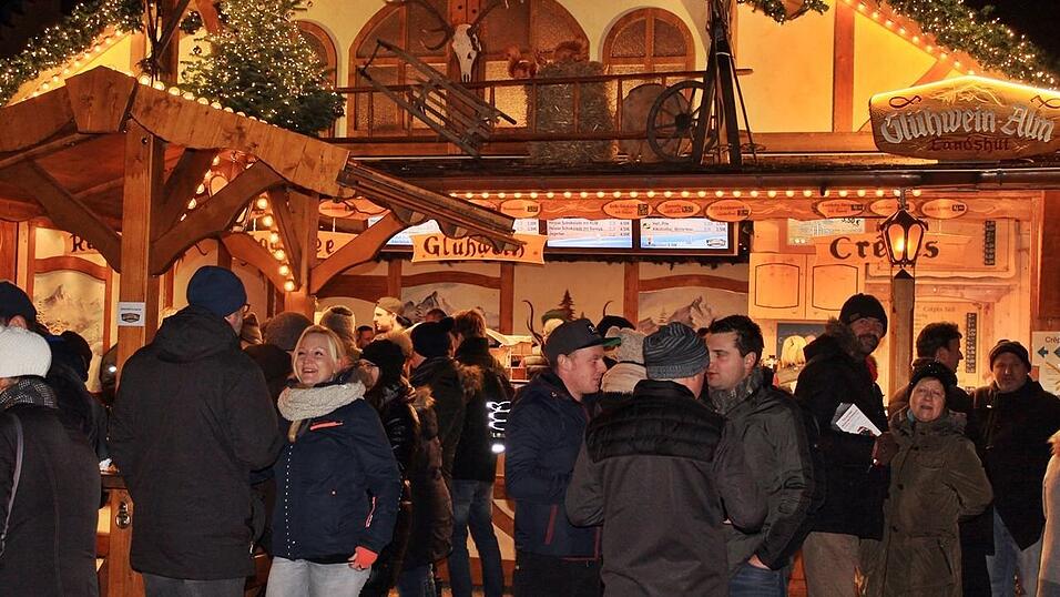 Der idyllische Christkindlmarkt in der Freyung in Landshut zählt zu den schönsten Christkindlmärkten Bayerns. Bei eisigen Temperaturen ist dort insbesondere die Glühwein-Alm natürlich heiß begehrt. Der idyllische Christkindlmarkt in der Freyung in Landshut zählt zu den schönsten Christkindlmärkten Bayerns. Bei eisigen Temperaturen ist dort insbesondere die Glühwein-Alm natürlich heiß begehrt.