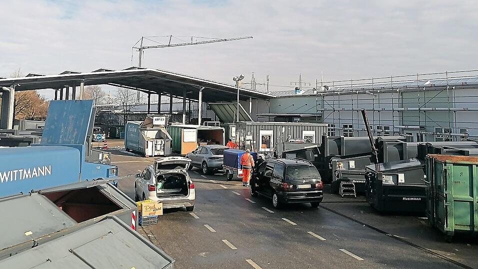 An normalen Tagen kommen 200 bis 350 Landshuter zum WEZ; nach dem Lockdown im vergangenen Frühjahr waren es in der Spitze 655 Anlieferungen an einem Tag. An normalen Tagen kommen 200 bis 350 Landshuter zum WEZ; nach dem Lockdown im vergangenen Frühjahr waren es in der Spitze 655 Anlieferungen an einem Tag.