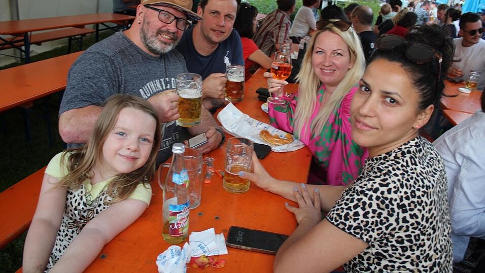 Viele Landshuter genossen ihren Freitagabend auf dem Bismarckplatzfest.