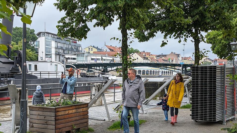 Am Marc-Aurel-Ufer gingen am Sonntagvormittag noch Schaulustige spazieren, während der Aufbau von Schutzwänden weiterging. Am Marc-Aurel-Ufer gingen am Sonntagvormittag noch Schaulustige spazieren, während der Aufbau von Schutzwänden weiterging.