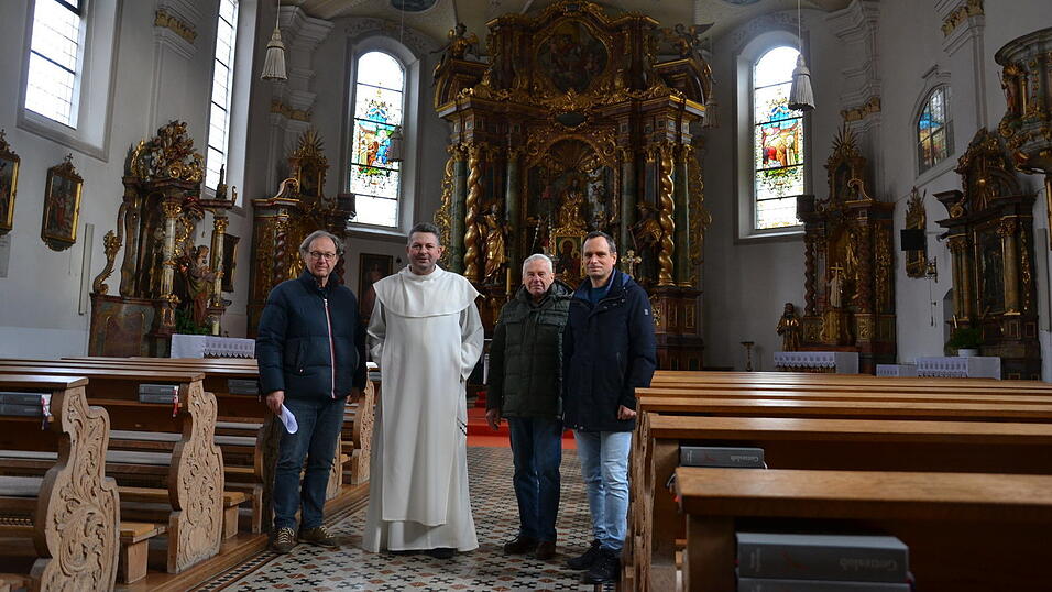 Architekt Max Bortenschlager erläuterte Pater Lukas Wroblewski, dem Prior des Paulinerklosters, Helmut Wagner von der Kirchenverwaltung und Kirchenpfleger Bernhard Wimmer (v. l.) die bei der voraussichtlich nach Ostern beginnenden Sanierung der St. Salvator-Kirche anstehenden Maßnahmen. Architekt Max Bortenschlager erläuterte Pater Lukas Wroblewski, dem Prior des Paulinerklosters, Helmut Wagner von der Kirchenverwaltung und Kirchenpfleger Bernhard Wimmer (v. l.) die bei der voraussichtlich nach Ostern beginnenden Sanierung der St. Salvator-Kirche anstehenden Maßnahmen.