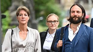 Die Angeklagte Christina Block und ihre Anwälte auf dem Weg ins Gericht.