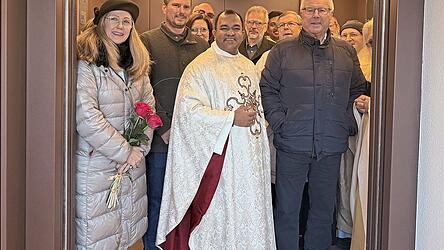 Die erste Testfahrt. Der Aufzug f&uuml;gt sich nahtlos in die Gesamtgestaltung der Wallfahrtskirche ein, bietet Besuchern nun aber mit weiteren Anpassungen wie T&uuml;r&ouml;ffnern auf Knopfdruck einen barrierefreien Zugang zum Gotteshaus.