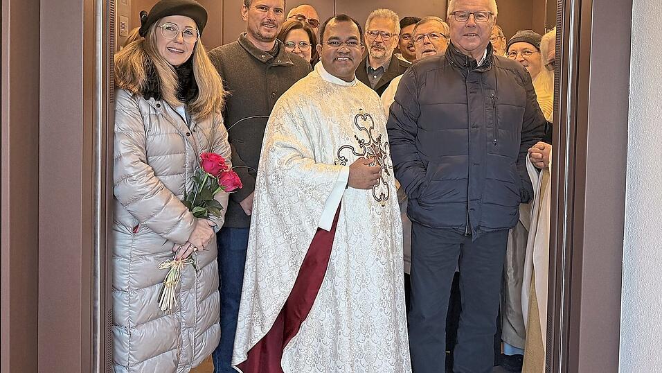Die erste Testfahrt. Der Aufzug fügt sich nahtlos in die Gesamtgestaltung der Wallfahrtskirche ein, bietet Besuchern nun aber mit weiteren Anpassungen wie Türöffnern auf Knopfdruck einen barrierefreien Zugang zum Gotteshaus. Die erste Testfahrt. Der Aufzug fügt sich nahtlos in die Gesamtgestaltung der Wallfahrtskirche ein, bietet Besuchern nun aber mit weiteren Anpassungen wie Türöffnern auf Knopfdruck einen barrierefreien Zugang zum Gotteshaus.
