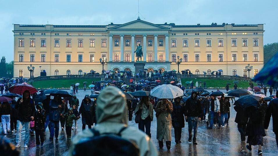 Trotz starken Regens strömten Tausende Norweger den Abend über zum Schloss. Trotz starken Regens strömten Tausende Norweger den Abend über zum Schloss.