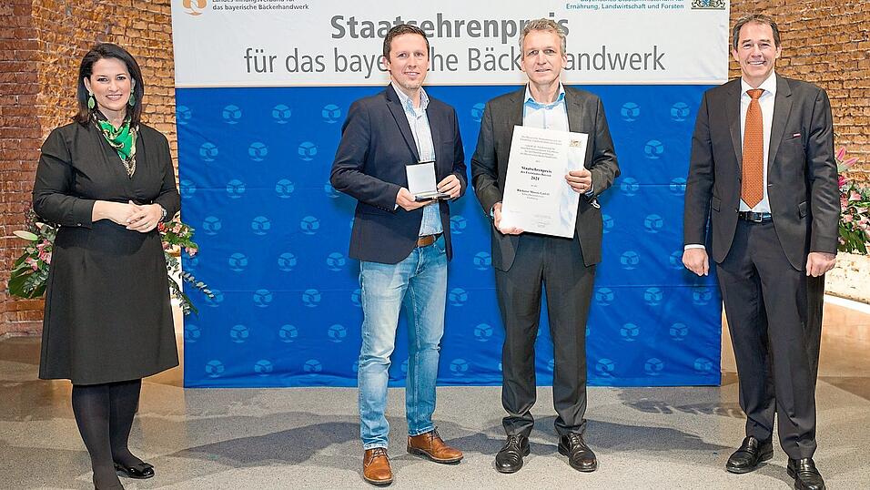 Ministerin Michaela Kaniber &uuml;berreichte Backstubenleiter Lukas Romanski und Firmenchef Anton Mareis im Beisein von Heinrich Traublinger, Landesinnungsmeister f&uuml;r das B&auml;ckerhandwerk, den Staatsehrenpreis (v. links).