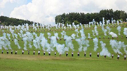 'Achtung B&ouml;llersch&uuml;tzen!': Der gemeinsame Salut zum Abschlu&szlig; des Platzschie&szlig;ens