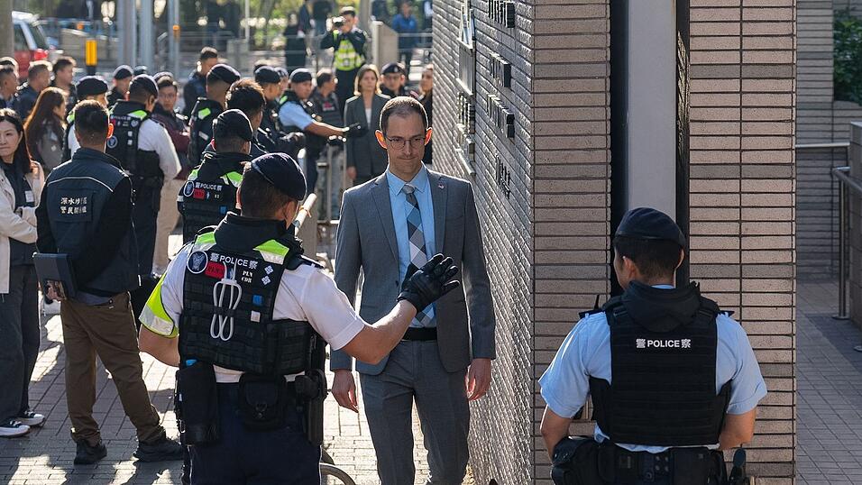 Auch ausländische Diplomaten kamen zur Verkündung des Urteils. Auch ausländische Diplomaten kamen zur Verkündung des Urteils.