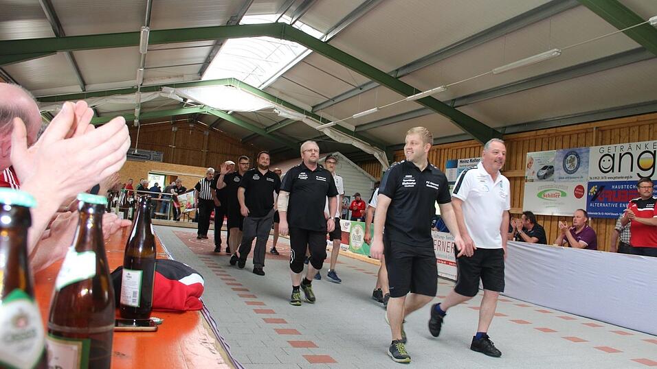 Trotz einer 3:1-F&uuml;hrung mussten sich die Buam aus dem Lamer Winkel am Ende dem TSV Hartpenning verdient mit 3:7 geschlagen geben.