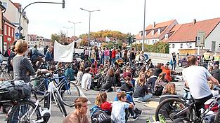 Auf zwei Kreuzungen fanden Kundgebungen statt. Der Verkehr wurde von der Polizei umgeleitet.