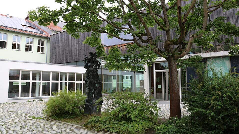 Die Generalsanierung der Further Realschule ist so gut wie abgeschlossen. Im letzten Bauabschnitt werden noch die Turnhalle und die Au&szlig;enanlagen erneuert.