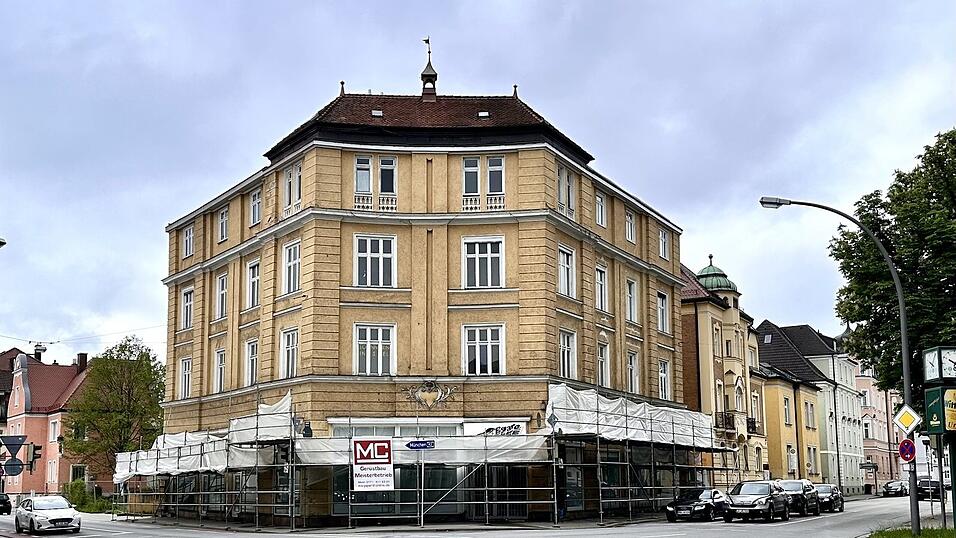 Zum Schutz der Fu&szlig;g&auml;nger vor herabfallendendem Putz wurde entlang der Fassade des Eckhauses ein Fu&szlig;g&auml;ngertunnel errichtet.