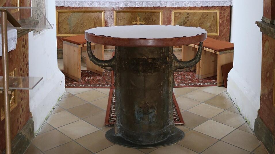 Der Volksaltar, gestaltet von Joseph Michael Neustifter, stellt einen Baumstamm mit zwei &Auml;sten dar und bildet einen besonderen Mittelpunkt der Schlosskapelle Sankt &Auml;gidius.