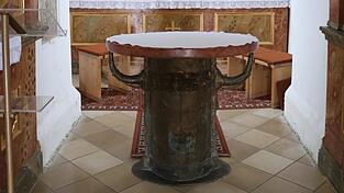 Der Volksaltar, gestaltet von Joseph Michael Neustifter, stellt einen Baumstamm mit zwei Ästen dar und bildet einen besonderen Mittelpunkt der Schlosskapelle Sankt Ägidius.