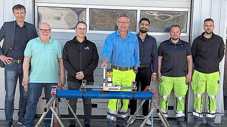 Wassermeister Otto Schlecht (Mitte) hat eine Fr&auml;smaschine f&uuml;r Schieberarmaturen erfunden. Seine Kollegen von den Stadtwerken sind stolz, einen Innovator in ihren Reihen zu haben.