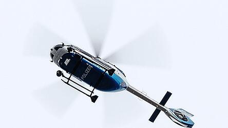 Polizeihubschrauber kreisten am Sonntagabend und Montag bei unterschiedlichen Eins&auml;tzen am Himmel - auch &uuml;ber Plattling. (Symbolbild)