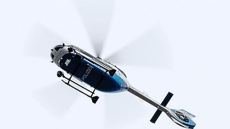 Polizeihubschrauber kreisten am Sonntagabend und Montag bei unterschiedlichen Einsätzen am Himmel - auch über Plattling. (Symbolbild) Polizeihubschrauber kreisten am Sonntagabend und Montag bei unterschiedlichen Einsätzen am Himmel - auch über Plattling. (Symbolbild)