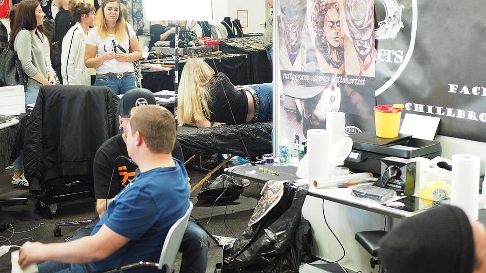 Rund 40 Aussteller und etwa 90 Tattoo-Künstler sind auf der Tattoo Convention in Straubing vertreten. Rund 40 Aussteller und etwa 90 Tattoo-Künstler sind auf der Tattoo Convention in Straubing vertreten.