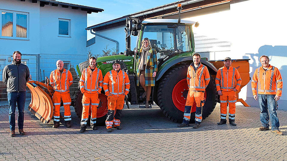 Bürgermeisterin Elisabeth Winklmaier-Wenzl, Kommunalverkaufsberater Maximilian Wimmer von der BayWa (l.) und Bauhofleiter Klaus Mautner (2.v.l.) mit seinem Team. Bürgermeisterin Elisabeth Winklmaier-Wenzl, Kommunalverkaufsberater Maximilian Wimmer von der BayWa (l.) und Bauhofleiter Klaus Mautner (2.v.l.) mit seinem Team.