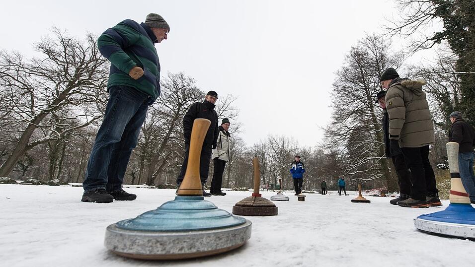 Solche Aufnahmen geh&ouml;ren zunehmend der Vergangenheit an: Senioren versuchen auf einem zugefrorenen See ihre St&ouml;cke m&ouml;glichst nah an die sogenannte 'Daube' zu bringen.