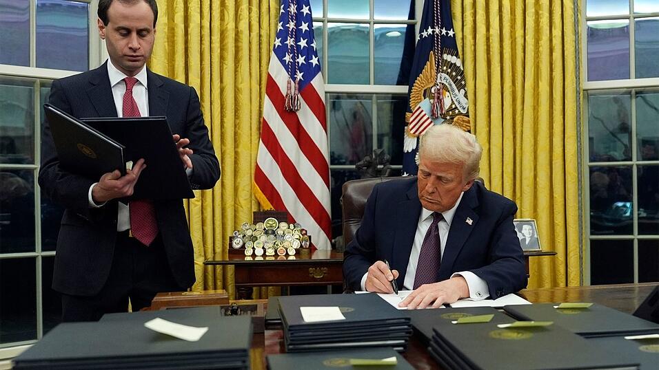 Trump unterzeichnete eine ganze Reihe von Präsidentenerlassen. Trump unterzeichnete eine ganze Reihe von Präsidentenerlassen.