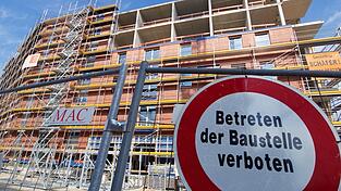 F&uuml;r eine gewisse Zeit sollen St&auml;dte und Gemeinden zum Beispiel von Regeln f&uuml;r Bauprojekte abweichen d&uuml;rfen. (Symbolbild)