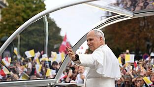 Hunderttausende Menschen sind für die Papstmesse ins Stadtzentrum von Paris gekommen. Hunderttausende Menschen sind für die Papstmesse ins Stadtzentrum von Paris gekommen.