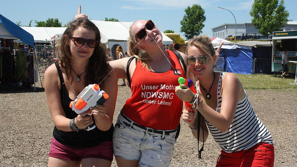Ein Streifzug durch das Campinggelände: Trotz heißer Temperaturen sind die Festivalbesucher bestens gelaunt. (Foto: David Voltz) Ein Streifzug durch das Campinggelände: Trotz heißer Temperaturen sind die Festivalbesucher bestens gelaunt. (Foto: David Voltz)