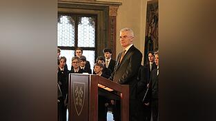 Domkapellmeister Christian Hei&szlig; erinnerte an die Umbr&uuml;che und Herausforderungen, die der Chor &uuml;berstanden hat - und an die dunklen Kapitel.