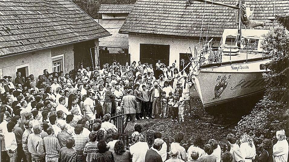 Die King of Bavaria 1988 in Mitterdorf - zahlreiche Menschen kommen, um die selbst gebaute Segeljacht zu bestaunen.