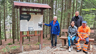 Die aufgestellte Infotafel verweist auf ein spannendes Kapitel Wintersportgeschichte Neukirchens.