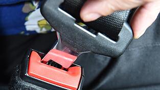 Anschnallen ist Pflicht: Wer beim Autofahren den Gurt nicht anlegt, muss mit 30 Euro Geldbuße rechnen.