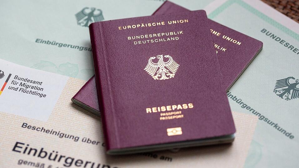 Seit 2012 ist der Angeklagte deutscher Staatsbürger. Er absolvierte dafür sowohl einen Sprach- als auch einen Integrationskurs. Seit 2012 ist der Angeklagte deutscher Staatsbürger. Er absolvierte dafür sowohl einen Sprach- als auch einen Integrationskurs.