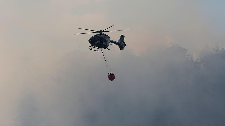 Ein halbes Dutzend Hubschrauber sind im Einsatz.