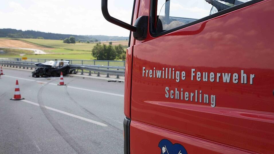 Horror-Unfall am Sonntag auf der B15 neu bei Neufahrn im Landkreis Landshut. Ein 26-jähriger Mann wurde dabei lebensgefährlich verletzt.