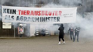 Die Gruppe «Animal Rebellion» hatte nach eigenen Angaben im vergangenen März mit der Aktion gegen eine mögliche Ernennung Felßners zum Bundesagrarminister protestiert. (Archivbild) Die Gruppe «Animal Rebellion» hatte nach eigenen Angaben im vergangenen März mit der Aktion gegen eine mögliche Ernennung Felßners zum Bundesagrarminister protestiert. (Archivbild)