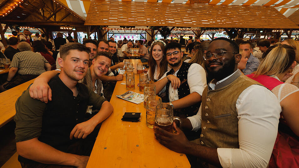 Die Partybilder vom Dienstag, 13. August 2024, aus dem Festzelt Nothaft. Die Partybilder vom Dienstag, 13. August 2024, aus dem Festzelt Nothaft.