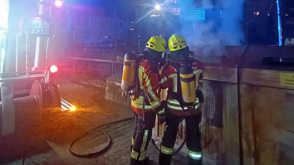 F&uuml;r die Landshuter Feuerwehr war es eine eher ruhige Silvesternacht. Meist hatten die Einsatzkr&auml;fte mit brennenden Containern oder M&uuml;lltonnen zu tun.&nbsp;