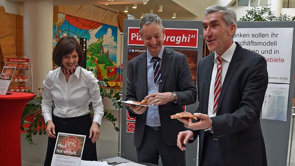Am unsinnigen Donnerstag stellte die Sparkasse Niederbayern-Mitte ihr neues 'Geschäftsmodell' vor: Die Pizza 'Draghi' Am unsinnigen Donnerstag stellte die Sparkasse Niederbayern-Mitte ihr neues 'Geschäftsmodell' vor: Die Pizza 'Draghi'