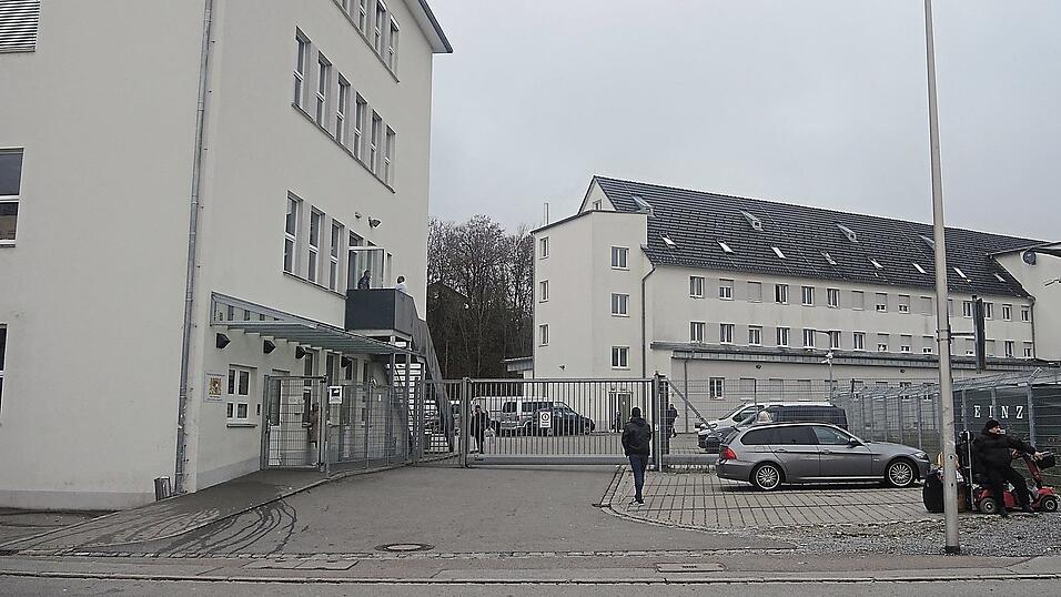 Im Anker-Zentrum in Deggendorf leben momentan 1 200 Menschen. Im Anker-Zentrum in Deggendorf leben momentan 1 200 Menschen.