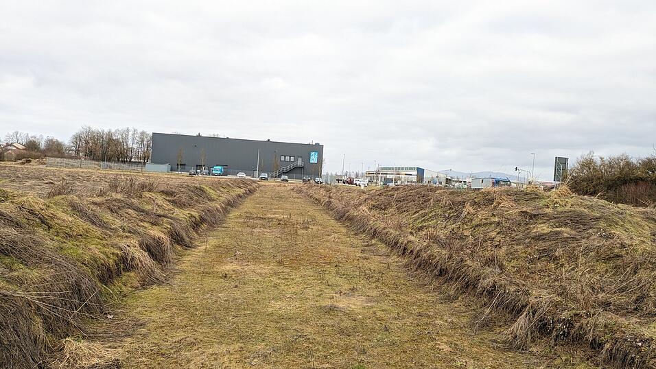 Einige Spuren weisen schon auf die geplante Nutzung des Areals hin. Tats&auml;chlich k&ouml;nnten schon bald Bagger f&uuml;r das Fachmarktzentrum anr&uuml;cken.&nbsp;