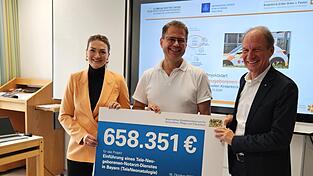 Die Tele-Notfallversorgung für Neugeborene in Bayern wird ausgebaut. Gesundheitsministerin Judith Gerlach (l.) übergibt den Förderbescheid an Chefarzt Matthias Keller (M.). Der Verein „Sternstunden“ von Thomas Jansing (Gründer und Geschäftsführer) steuert weitere 478.000 Euro bei.